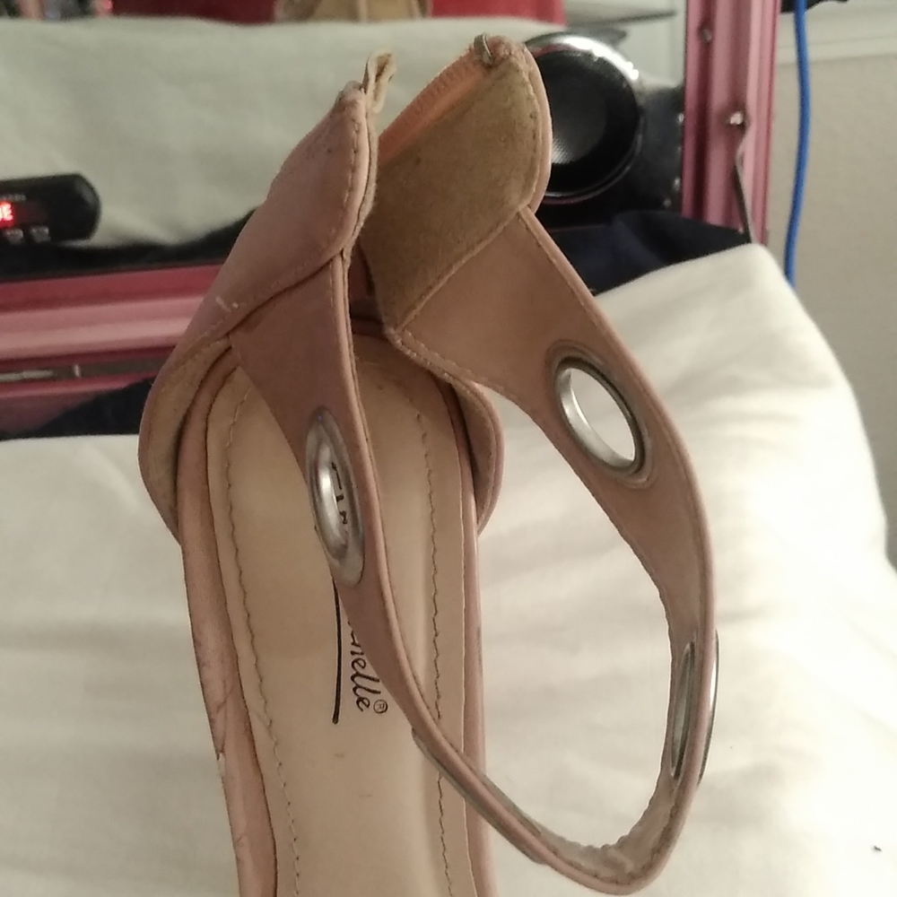 Pretty but will used worn on the bottom back of heel has nicks - Picture 3 of 9
